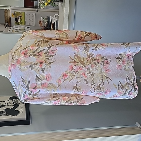 Chico's blouse, lovely colors. Size 1. V neck tab sleeves. Chiffon overlay. Love - Picture 6 of 11